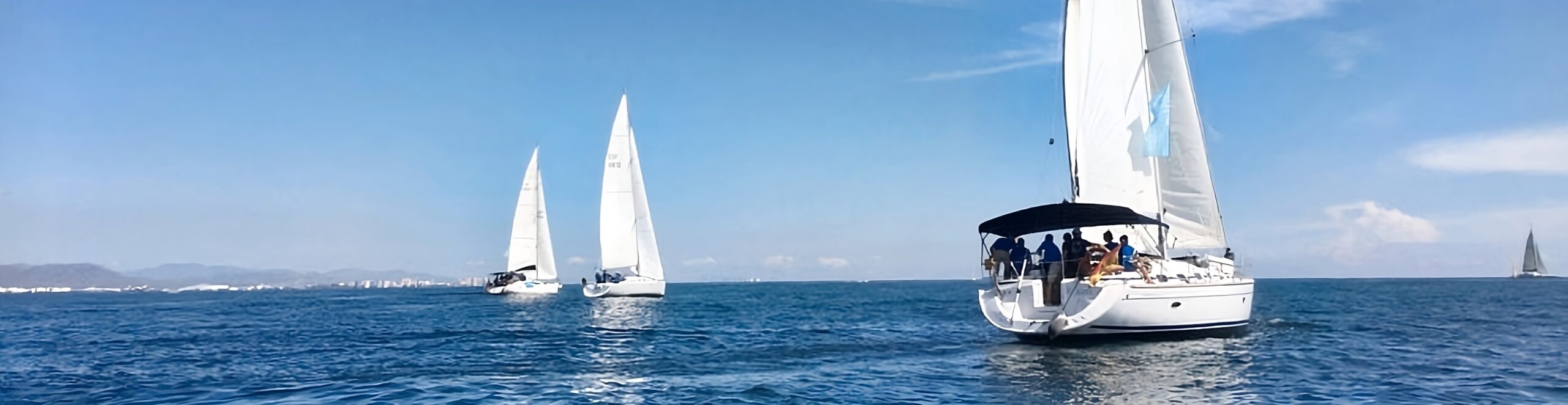 Velero en la Costa Brava